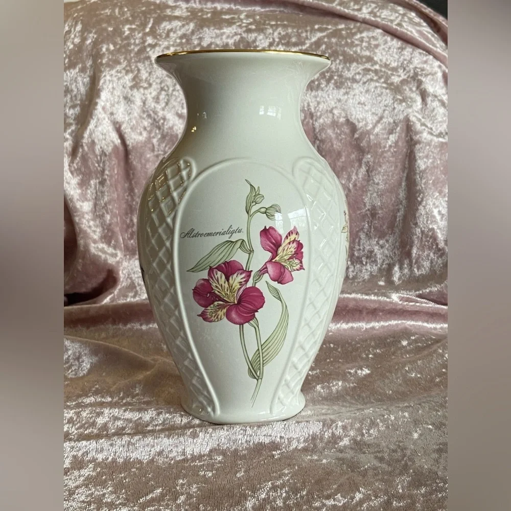 ROYAL WINTON Vintage Rare Elegant Porcelain Vase- 4 Sided w/Flowers🪻 & ♦️Lattice